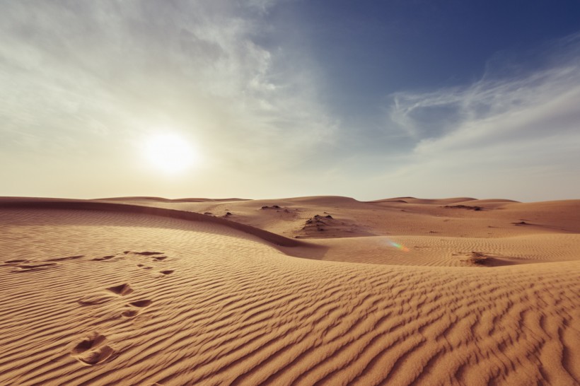 点击大图看下一张：干旱缺水的沙漠图片