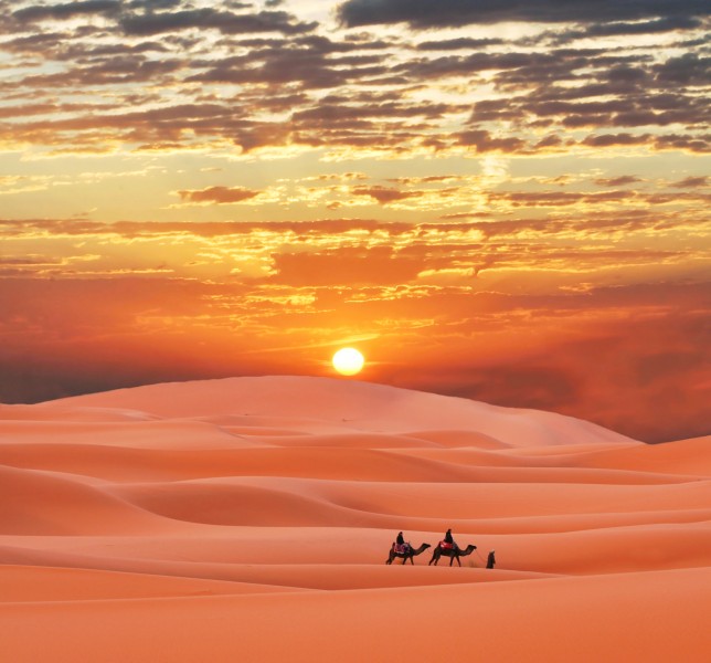 点击大图看下一张：荒芜的沙漠图片