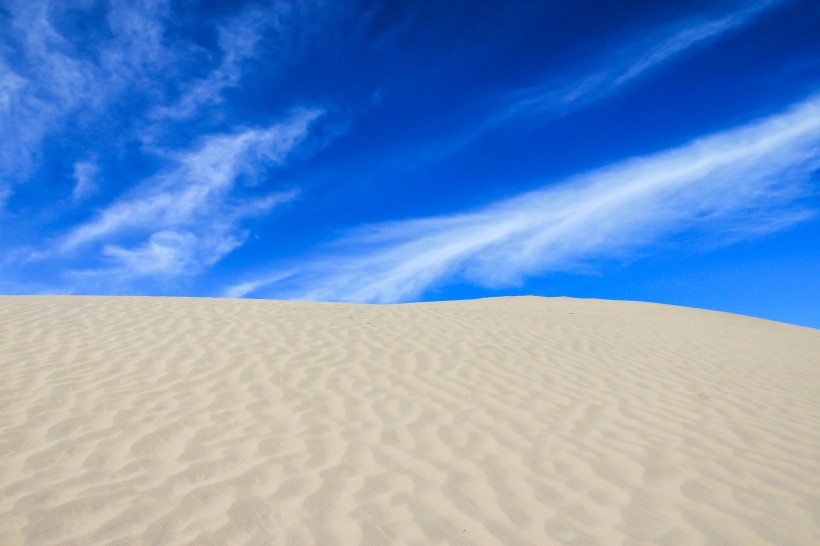 点击大图看下一张：一望无际的沙漠图片