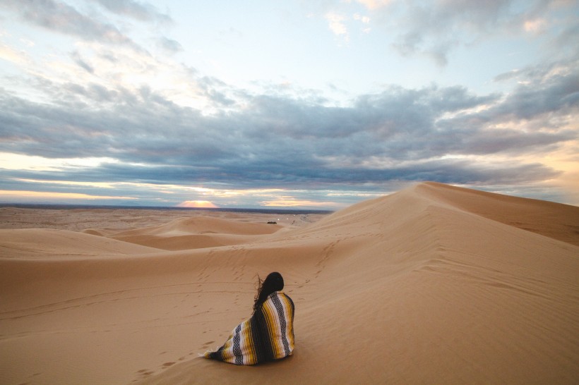 点击大图看下一张：壮丽的沙漠图片