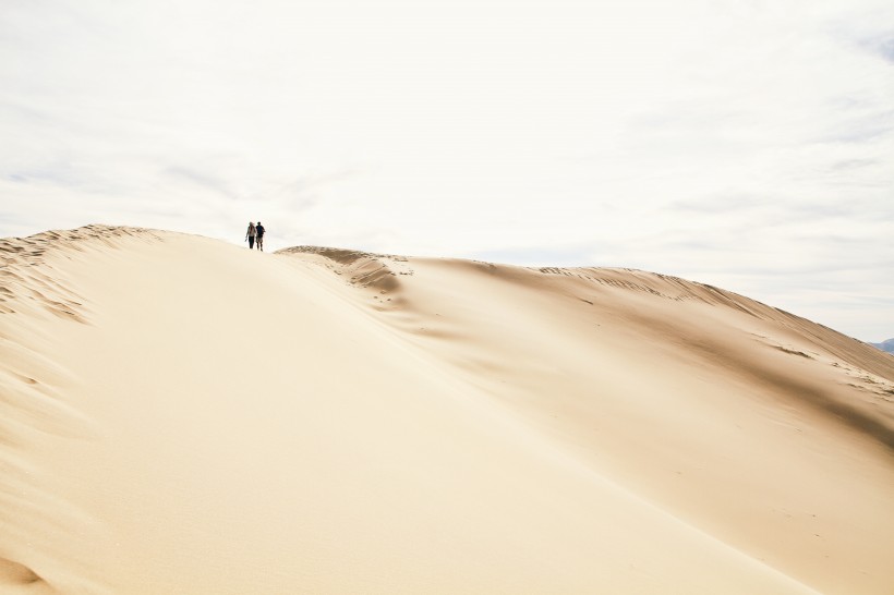 点击大图看下一张：壮阔的沙漠图片