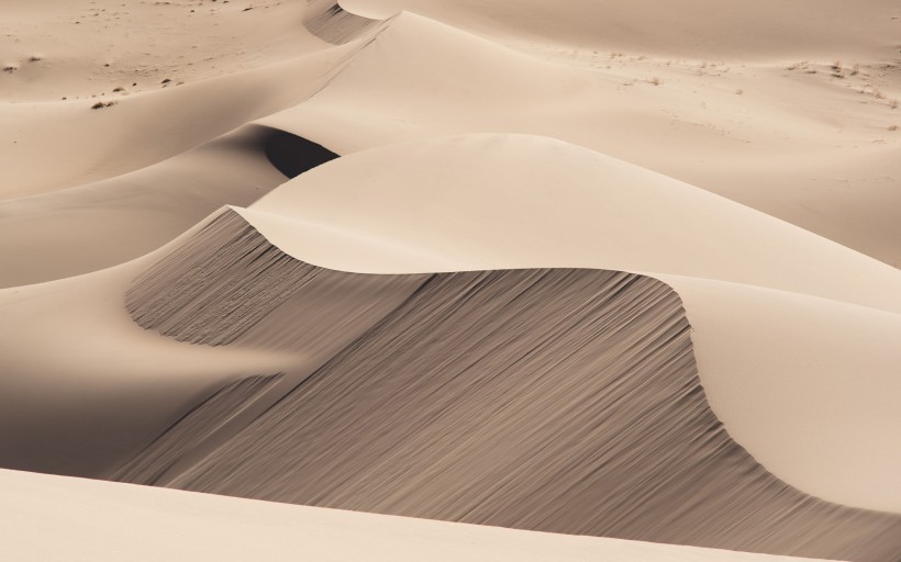 点击大图看下一张：广阔无垠的沙漠的图片