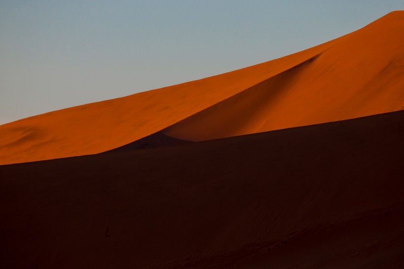 点击大图看下一张：荒凉的沙漠风景图片