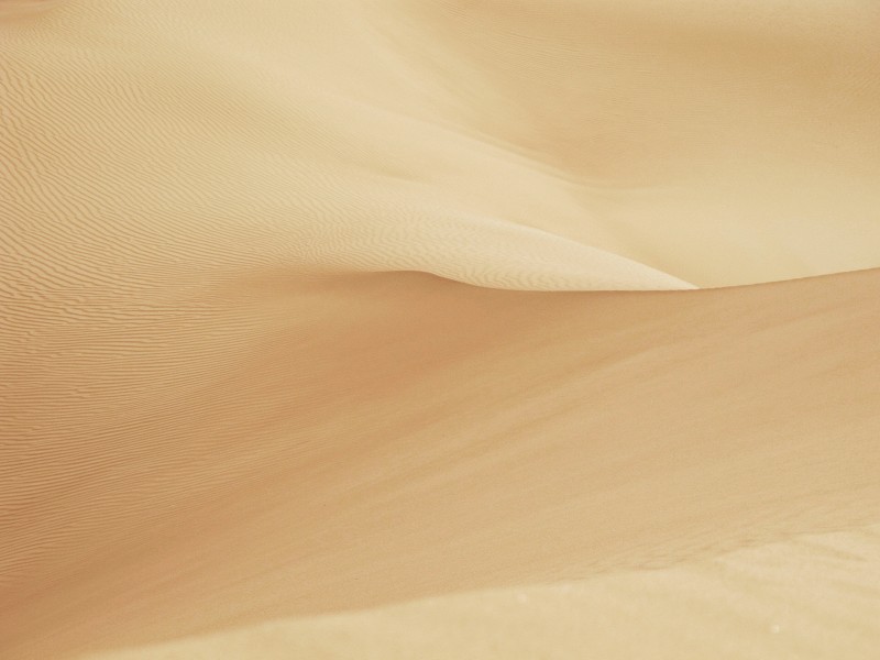 点击大图看下一张：荒凉的沙漠风景图片