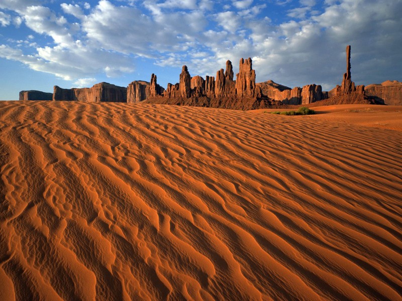 点击大图看下一张：沙漠怪石图片
