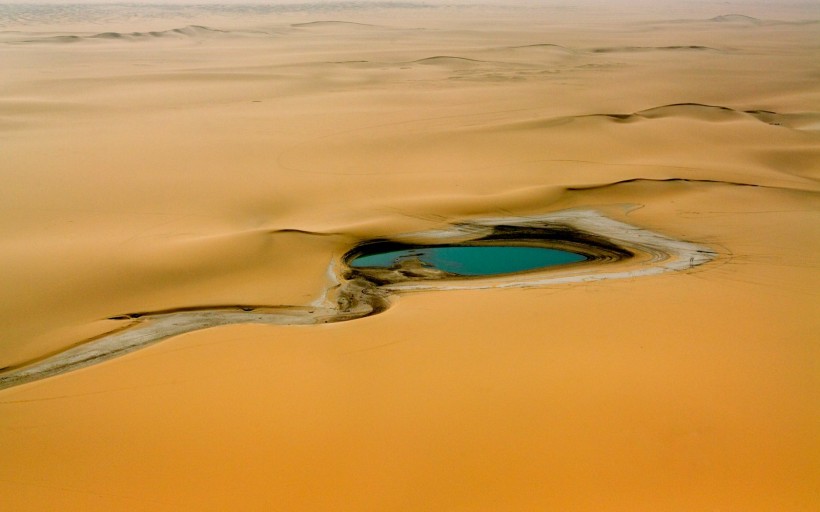 点击大图看下一张：沙漠绿洲美景图片