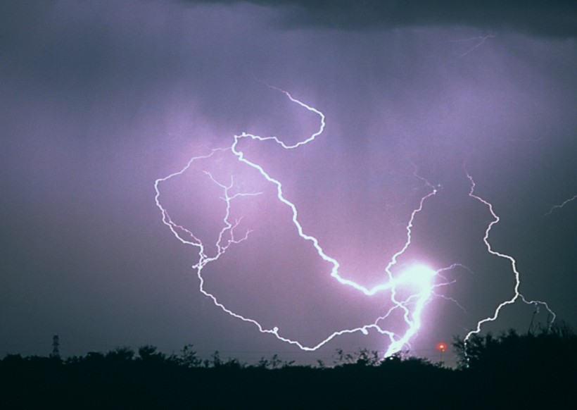 点击大图看下一张:闪电图片