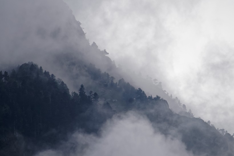 点击大图看下一张：山间的雾图片