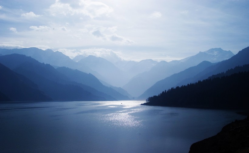 点击大图看下一张：山水湖泊景色图片