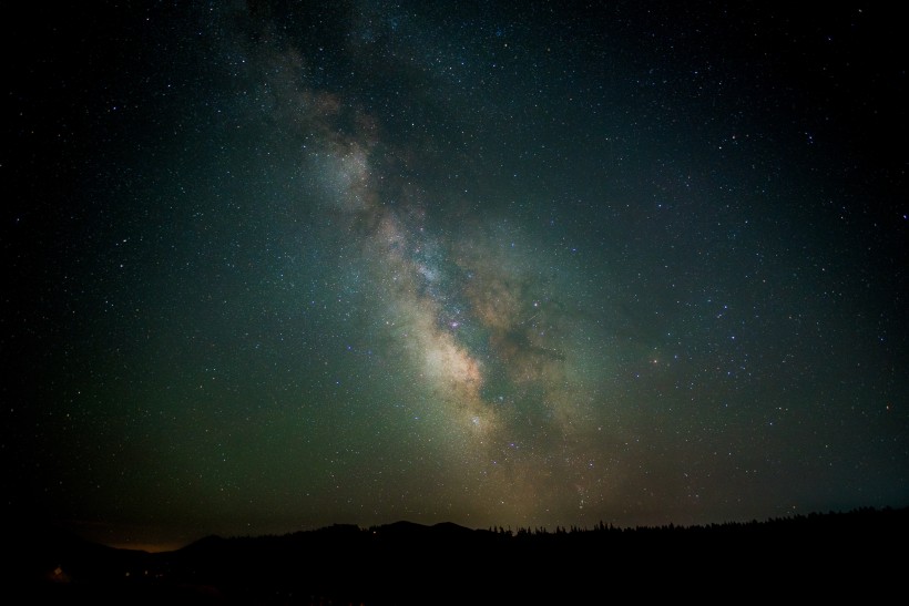 点击大图看下一张：夜晚闪耀的星空图片