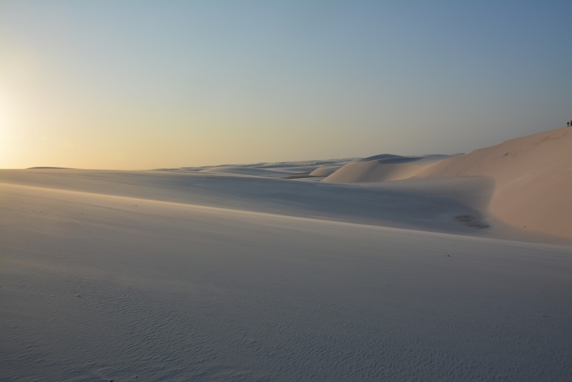 点击大图看下一张：沙丘高清图片