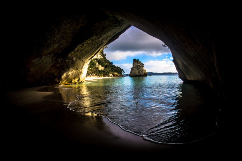 点击大图看下一张：神秘的洞穴图片