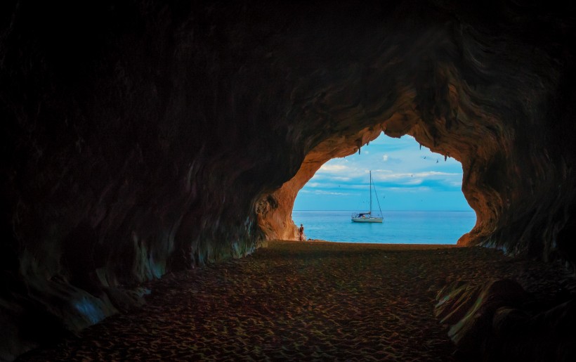 点击大图看下一张：神秘的洞穴图片