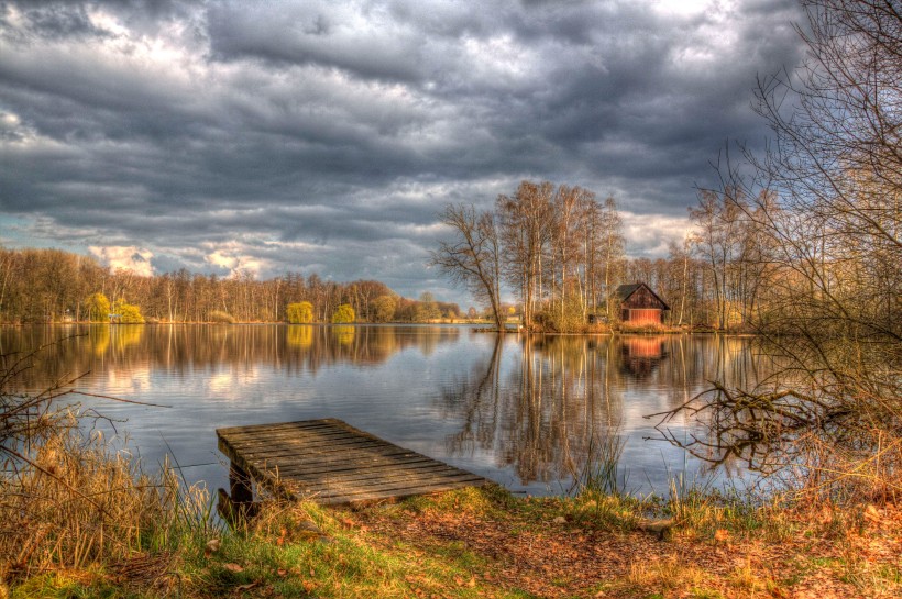 点击大图看下一张：湖中的木桥图片