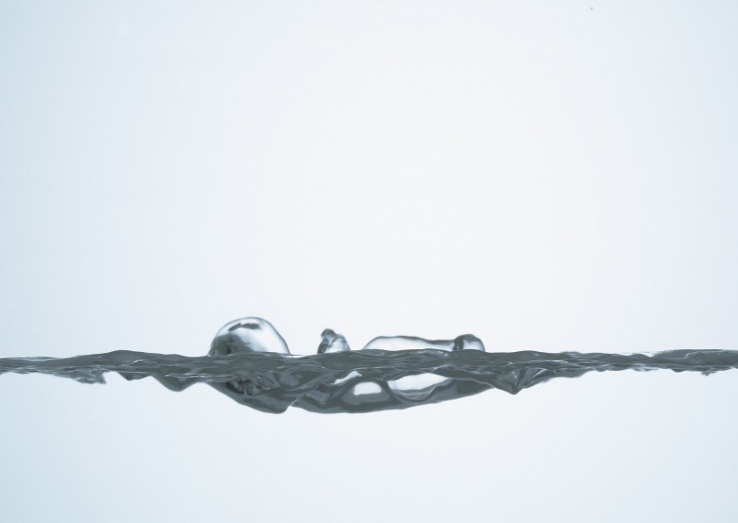 点击大图看下一张：涌动的水波图片