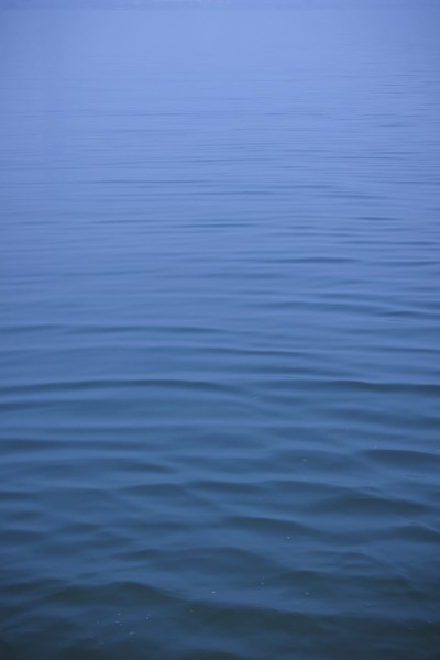 点击大图看下一张：平静的水面图片