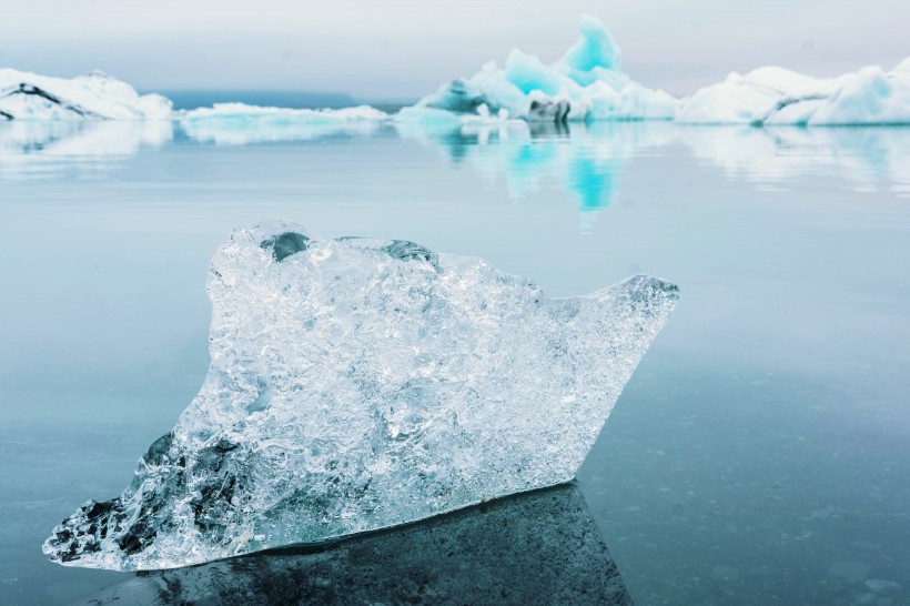点击大图看下一张：水面的冰川图片