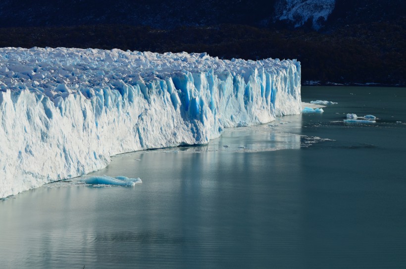 点击大图看下一张：水面的冰川图片
