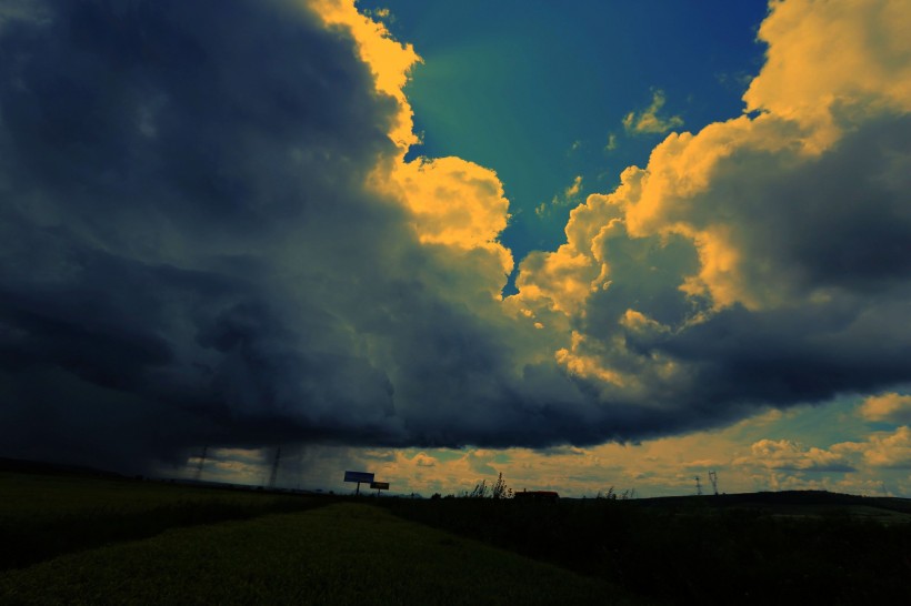 点击大图看下一张：风雨前的天空乌云图片