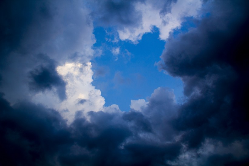 点击大图看下一张：阴云密布的天空图片