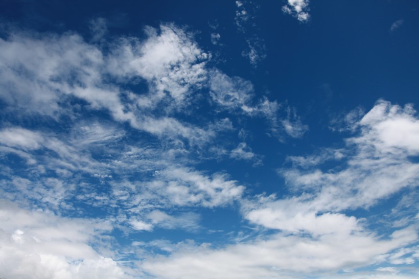 点击大图看下一张：天空中的白云图片
