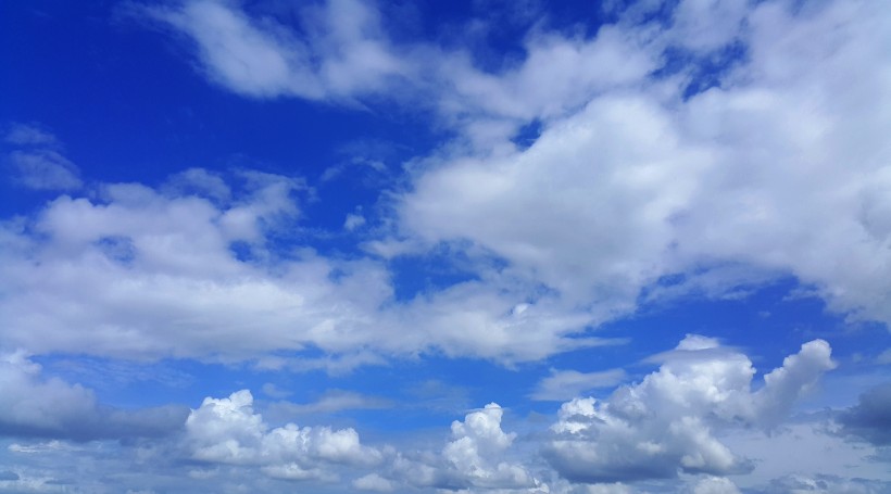 点击大图看下一张：天空中的云彩图片