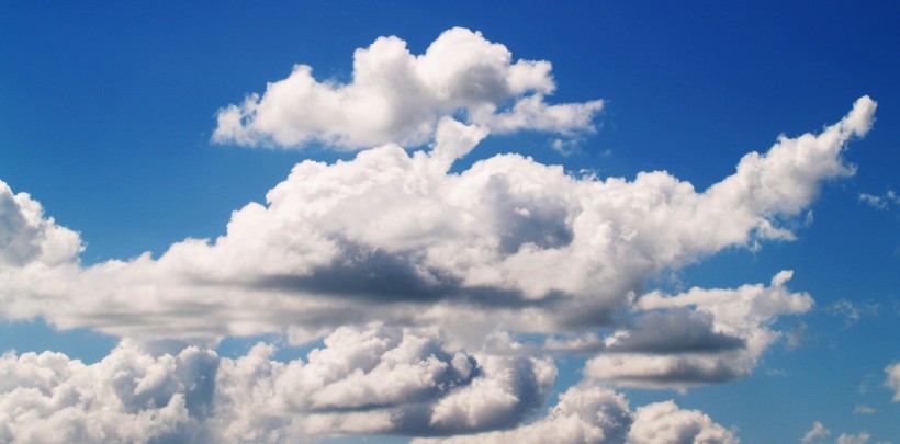 点击大图看下一张：天空中的云朵图片