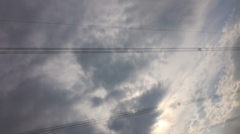 点击大图看下一张：天空中透光的云彩图片