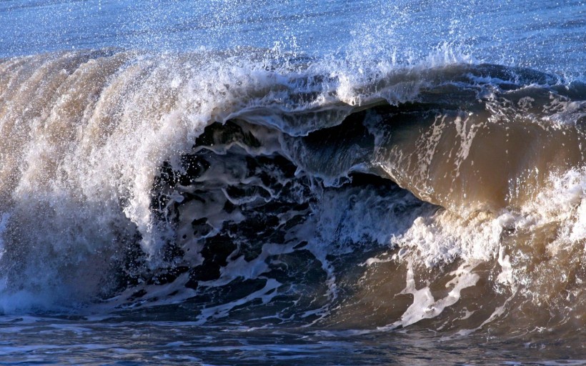 点击大图看下一张：好看极了的海浪图片