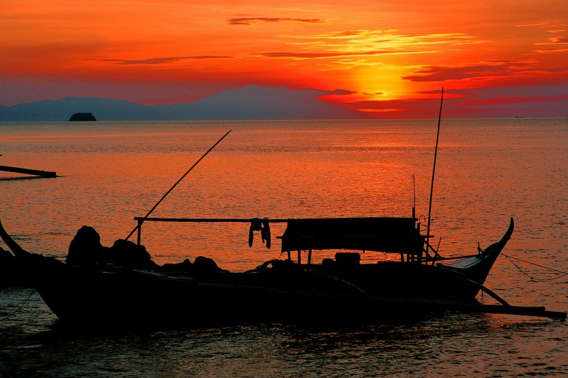 点击大图看下一张：唯美海边落日夕阳图片