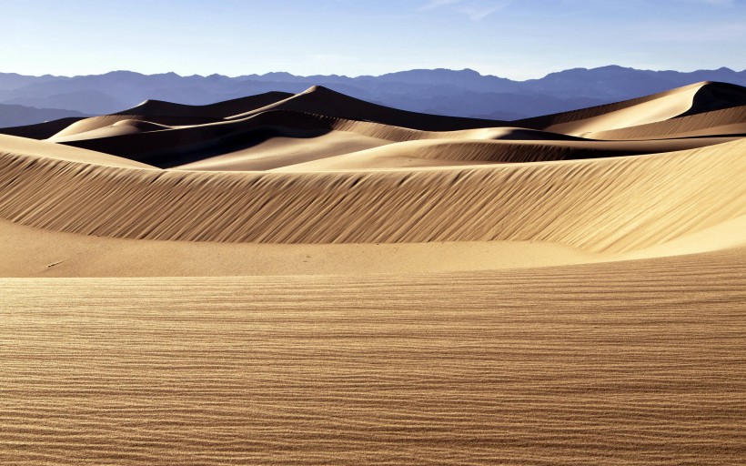 点击大图看下一张：唯美沙漠风景图片