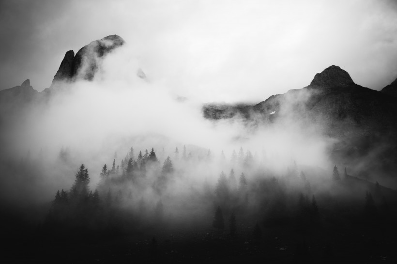 点击大图看下一张：山林中的雾图片