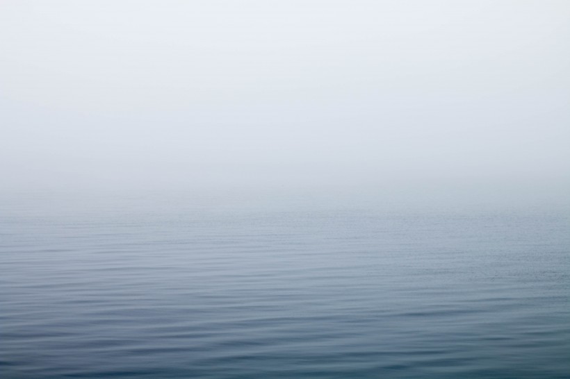点击大图看下一张：雾气朦胧的海面图片