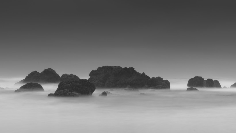 点击大图看下一张：雾气朦胧的海面图片