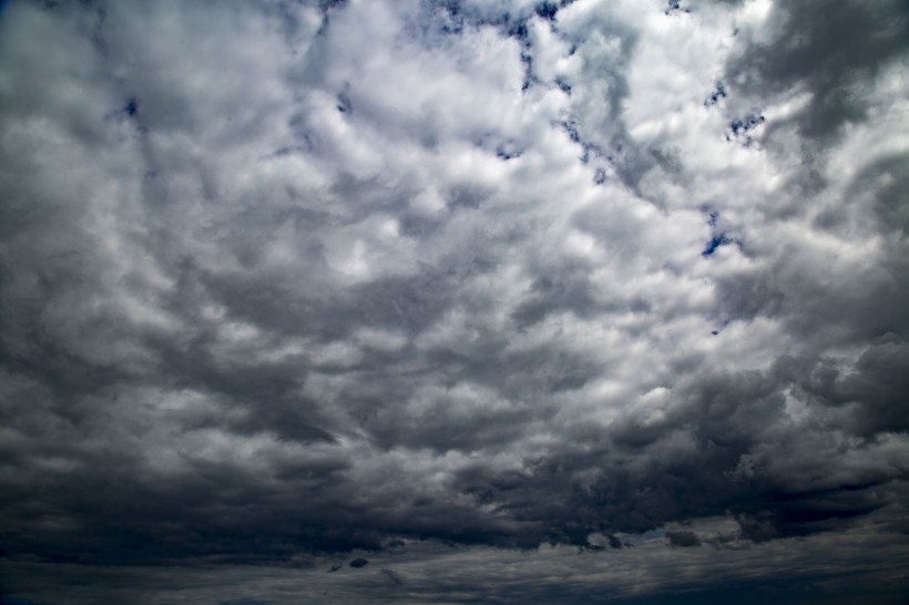 点击大图看下一张：暴风雨前的乌云图片 