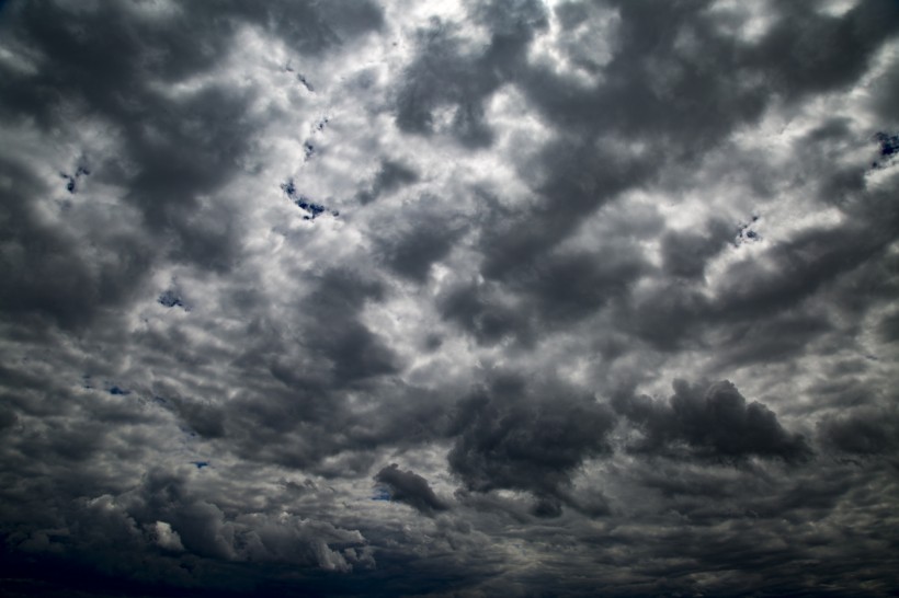 点击大图看下一张：暴风雨前的乌云图片 