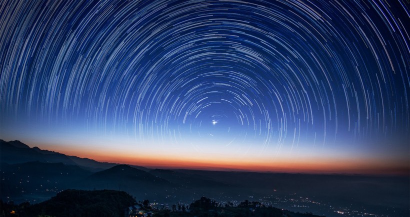 点击大图看下一张：璀璨神奇的星轨风景图片