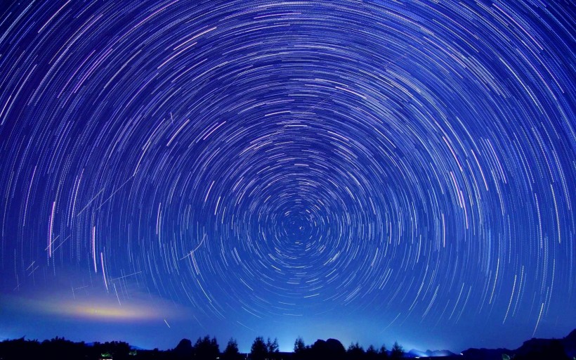 点击大图看下一张：璀璨神奇的星轨风景图片