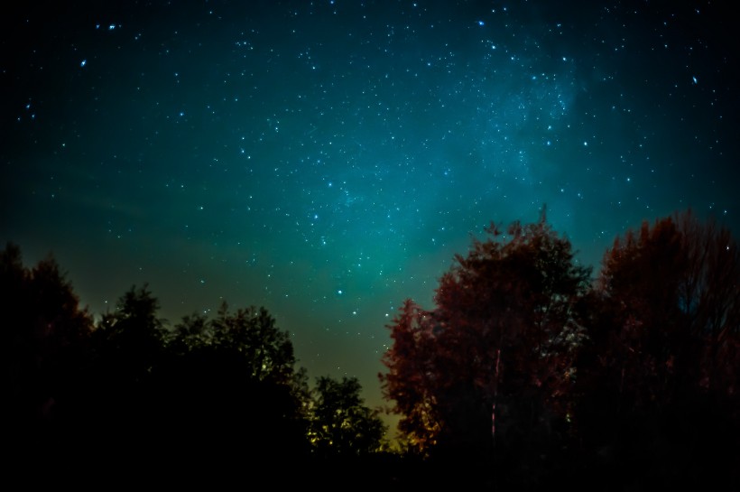 点击大图看下一张：璀璨的星空夜景图片