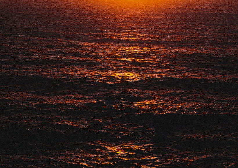 点击大图看下一张：夕阳下的的海面图片