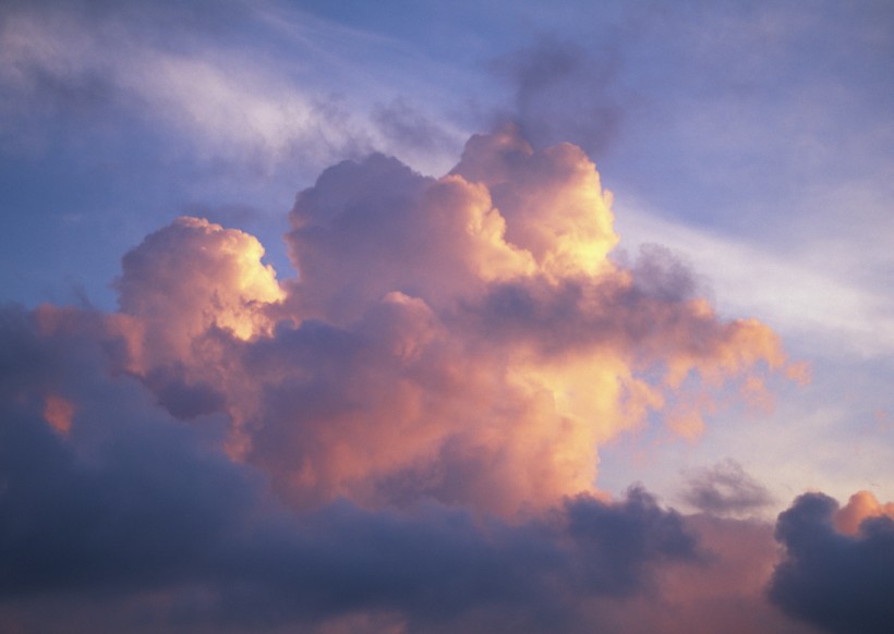 点击大图看下一张：夕阳下的云彩图片