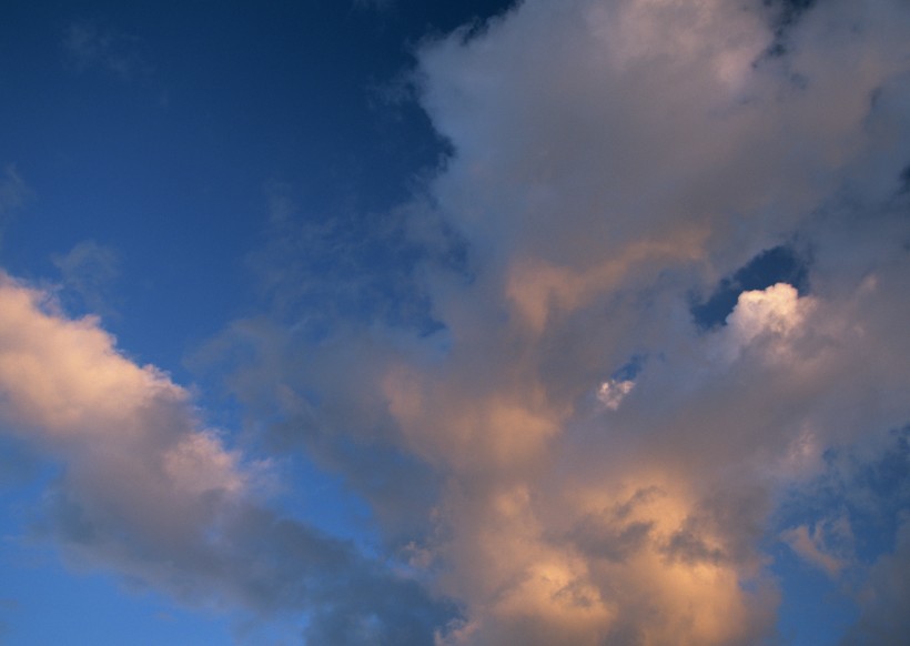 点击大图看下一张：夕阳下的云彩图片