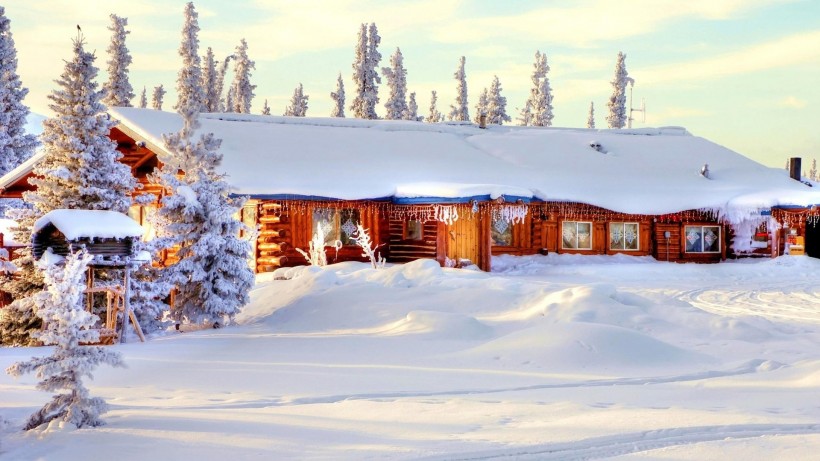 点击大图看下一张：雪中小木屋图片