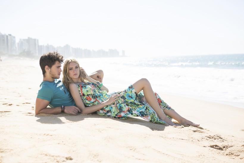 点击大图看下一张：一对在沙滩上的情侣图片