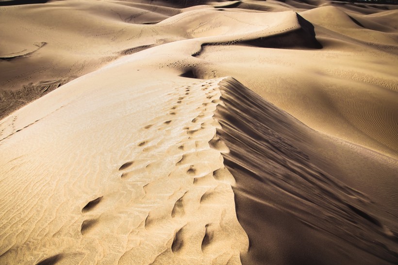 点击大图看下一张：一望无际的沙漠图片