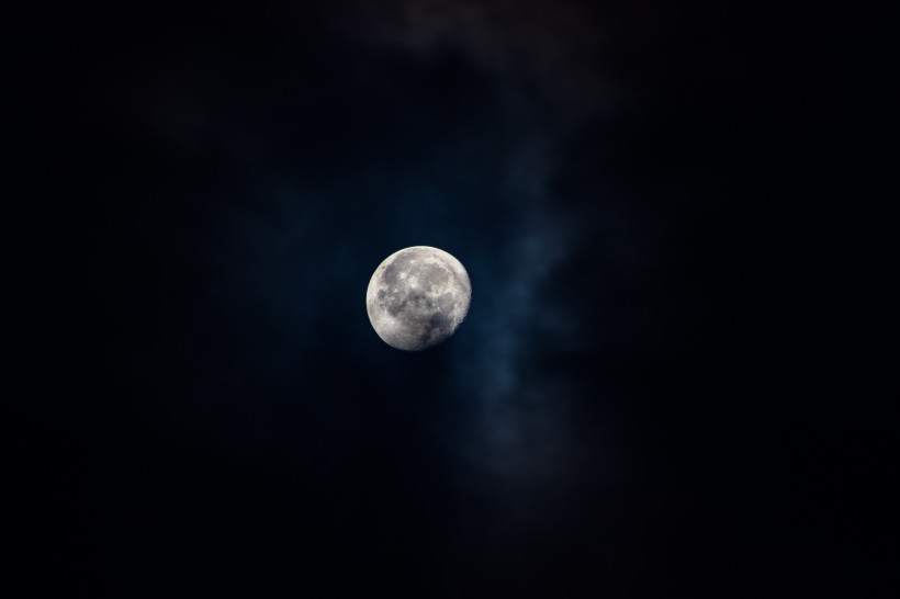 点击大图看下一张：夜空中唯美的月亮图片