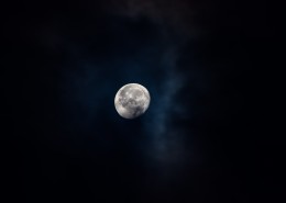 夜空中唯美的月亮图片_10张