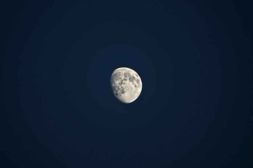 点击大图看下一张：被遮挡住的月球图片