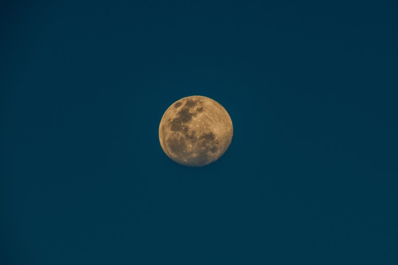 点击大图看下一张：美丽的月球图片