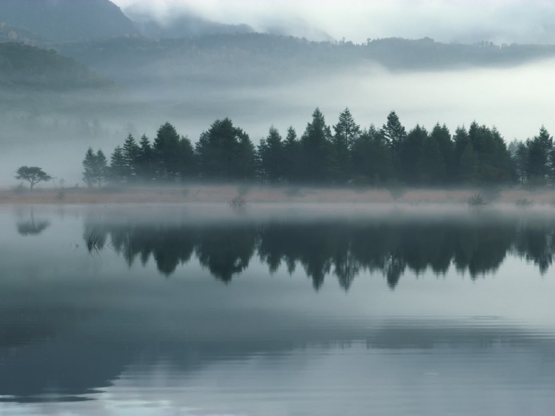 点击大图看下一张：云雾缭绕自然风景图片